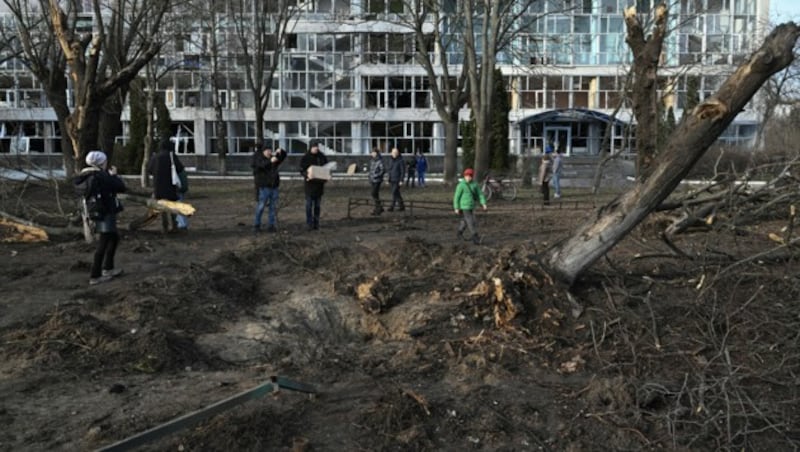 Russischer Raketeneinschlag in Kiew am Neujahrstag (Bild: AFP)