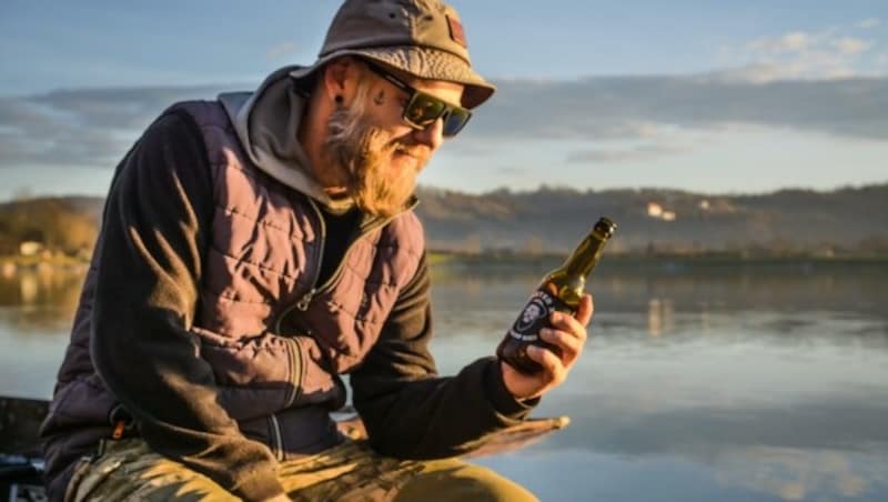 „Izo“ mit seinem Hanfbier. Der Wahl-Illmitzer beschreibt es als „speziell“ und einfach gut! (Bild: Alex Preiss)