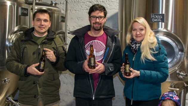 Maks und Daniela Grgic mit Gabriel Manahl (Mitte). Der Bierbrauer kreierte ein malziges Bier mit Honignote. (Bild: Charlotte Titz)