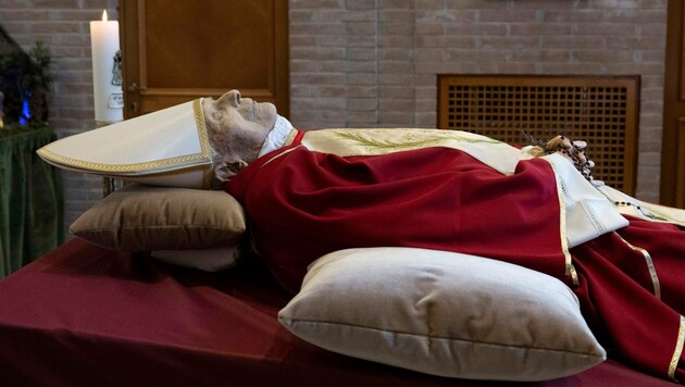Der emeritierte Papst Benedikt XVI. wird Donnerstag mit einem Trauergottesdienst verabschiedet. (Bild: The Associated Press)
