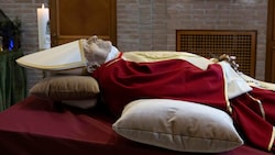Der emeritierte Papst Benedikt XVI. wird Donnerstag mit einem Trauergottesdienst verabschiedet. (Bild: The Associated Press)