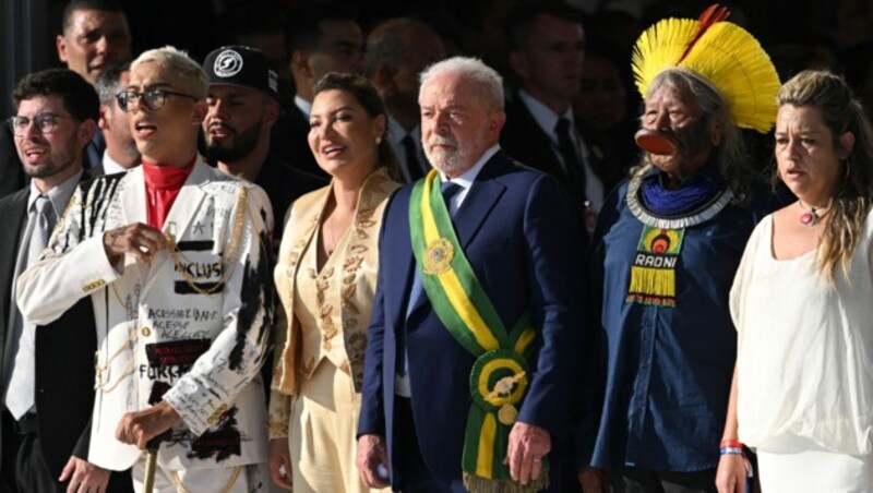 Brasiliens neuer Präsident Luiz Inacio Lula da Silva (Mite) neben seiner Frau Rosangela „Janja“ da Silva (Bild: AFP)