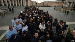 30.000 Menschen täglich erwartet der Vatikan bei der Aufbahrung (Bild: AP Photo/Alessandra Tarantino)