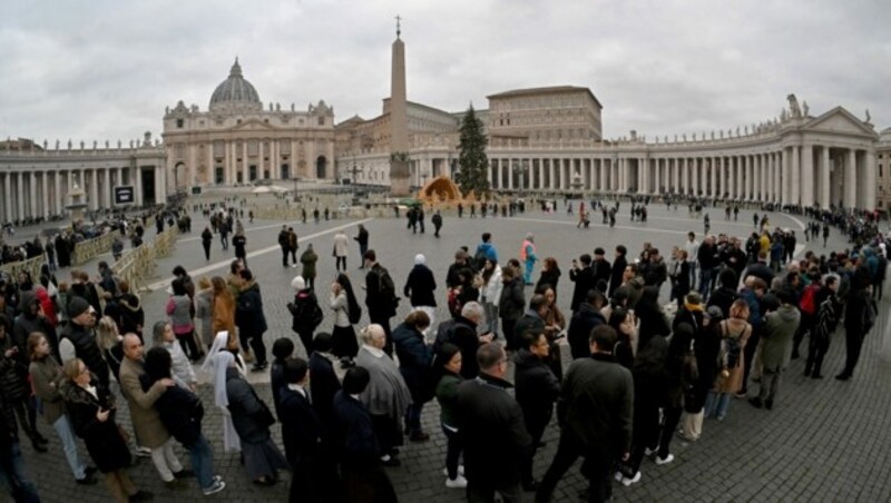 Der Besucherstrom am Petersplatz scheint kein Ende zu nehmen. (Bild: Andreas SOLARO / AFP)