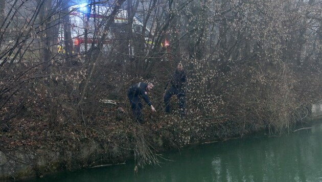 An dieser Stelle zogen die Polizisten den Mann aus dem Wasser. (Bild: FOTOKERSCHI.AT/Mader)