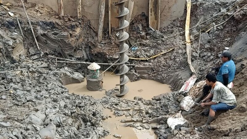 Der Unfall passierte auf einer Baustelle zu einer Brücke. (Bild: AFP)