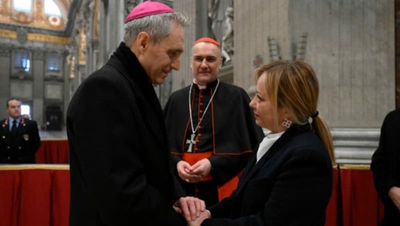 Erzbischof Georg Gänswein und Premierministerin Giorgia Meloni (Bild: Handout / VATICAN MEDIA / AFP)