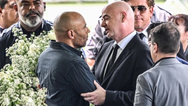 FIFA-Boss Gianni Infantino (re.) mit Edinho, dem Sohnemann von Pele (Bild: APA/AFP/NELSON ALMEIDA)