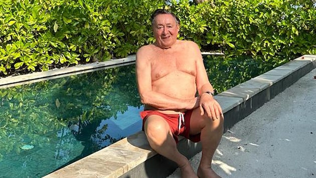 Richard Lugner hütete bis zuletzt im Maledivenurlaub das Bett. Jetzt geht es ihm wieder besser - wie ein Foto-Gruß vom Pool beweist. (Bild: zVg)