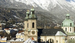 Der Innsbrucker Dom hätte viel Dachfläche für eine PV-Anlage. (Bild: CHRISTOF BIRBAUMER)