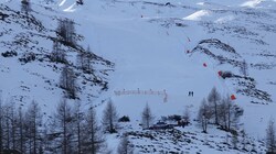 In diesem Steilhang gerieten die drei Skifahrerinnen über den Pistenrand hinaus. Eine junge Holländerin starb. (Bild: ZOOM.TIROL)