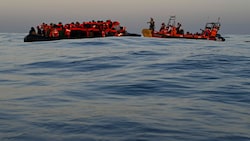 Migranten im MIttelmeer (Bild: AP)