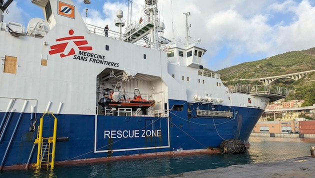 Das Rettungsschiff „Geo Barents“, das im Mittelmeer gerettete Migranten an Bord hat (Bild: AP)