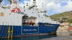 Das Rettungsschiff „Geo Barents“, das im Mittelmeer gerettete Migranten an Bord hat (Bild: AP)