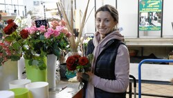 Oksana Zholobetska ist überglücklich mit ihrem Job bei einer Gärtnerei in Fürstenfeld. (Bild: Johannes Paar)