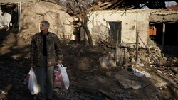 Ein Bewohner vor seinem Haus in Kiew (Bild: AP)