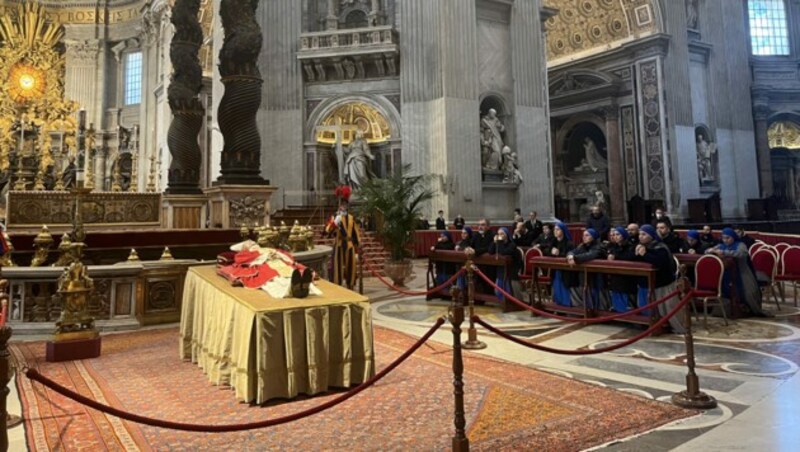 Der Leichnam von Papst Benedikt XVI. liegt in rotem Messgewand im Petersdom im Vatikan aufgebahrt. (Bild: Hannah Michaeler)