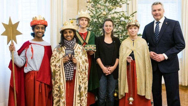 Am zweiten Neujahrstag empfing Bundeskanzler Karl Nehammer eine Sternsinger-Gruppe aus der Pfarre Maria-Drei-Kirchen im dritten Wiener Gemeindebezirk bei sich im Bundeskanzleramt. (Bild: BKA/CHRISTOPHER DUNKER)