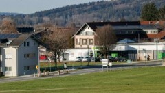 Zwischen dem Betreuten Wohnen und dem Supermarkt sollte das neue Haus entstehen. (Bild: Tschepp Markus)