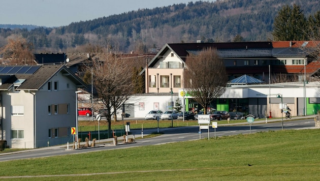 Zwischen dem Betreuten Wohnen und dem Supermarkt sollte das neue Haus entstehen. (Bild: Tschepp Markus)