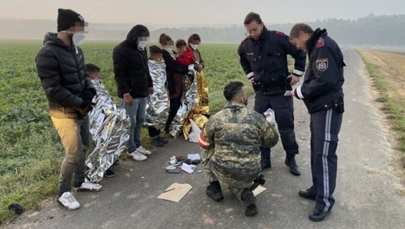 Alltägliches Bild in Grenznähe zu Ungarn: Bundesheer und Polizei greifen Flüchtlinge auf. (Bild: Schulter Christian, Krone KREATIV)