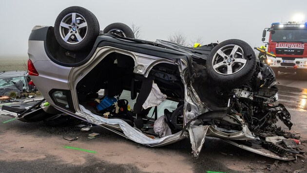 Der schwere BMW des Lenkers wurde völlig zerstört. (Bild: TEAM FOTOKERSCHI.AT / BRANDSTÄTTER)