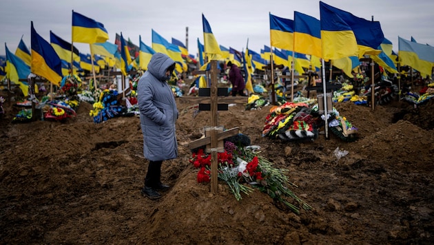 Beerdigungszeremonie auf dem Friedhof in Charkiw (Bild: The Associated Press)