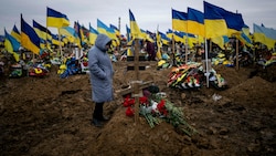 Beerdigungszeremonie auf dem Friedhof in Charkiw (Bild: The Associated Press)