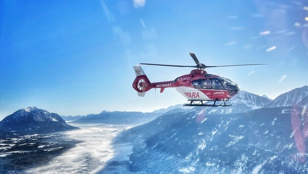 Die Crew des Rettungshelikopters ARA3 flog die Vierjährige ins ELKI nach Klagenfurt. (Bild: ARA Flugrettung)