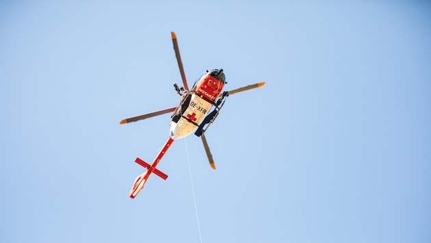 A sérült nőt helikopterrel kellett kórházba szállítani! (Bild: ARA Flugrettung)