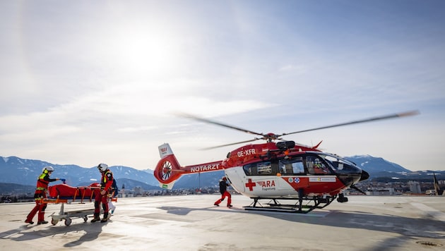 The RK1 rescue helicopter team flew the 45-year-old man to Klagenfurt Hospital. (Bild: (c)Tomas Kika)