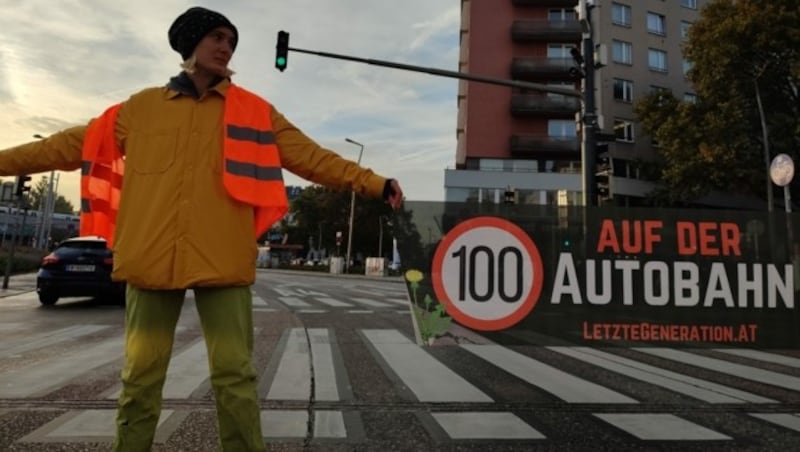 Klimaaktivisten der „Letzten Generation“ blockierten Ende Oktober den Autoverkehr am Praterstern in Wien-Leopoldstadt. (Bild: APA/LETZTE GENERATION ÖSTERREICH)