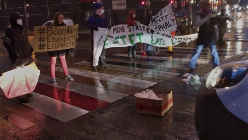 Protestaktion von Aktivisten der Gruppe „Aufstand der Letzten Generation“ im Februar am Wiener Gürtel (Bild: APA/LETZTE GENERATION)