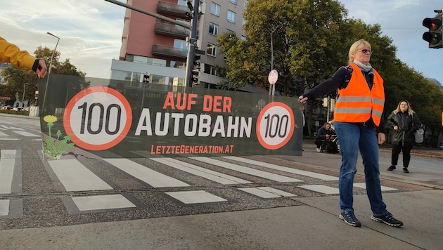 Klima-Aktivisten der „Letzten Generation“ bei einer Straßenblockade in Wien (Bild: APA/LETZTE GENERATION ÖSTERREICH)