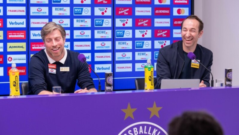 Neo-Austria-Trainer Michael Wimmer (li.) mit Sportdirektor Manuel Ortlechner (re.) auf der Auftaktpressekonferenz (Bild: GEPA pictures)