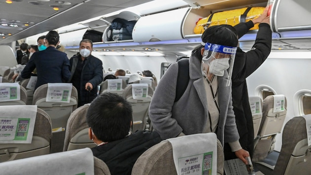 Passagiere besteigen einen Flieger am internationalen Flughafen Shanghai. (Bild: AFP)