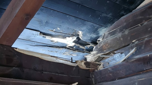 Ein Feuerwerkskörper riss ein Loch in das Dach der Bushaltestelle. (Bild: LPD Kärnten)