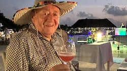 Richard Lugner macht Urlaub vom Bett und genießt im Malediven-Urlaub einen mexikanischen Abend. (Bild: zVg)