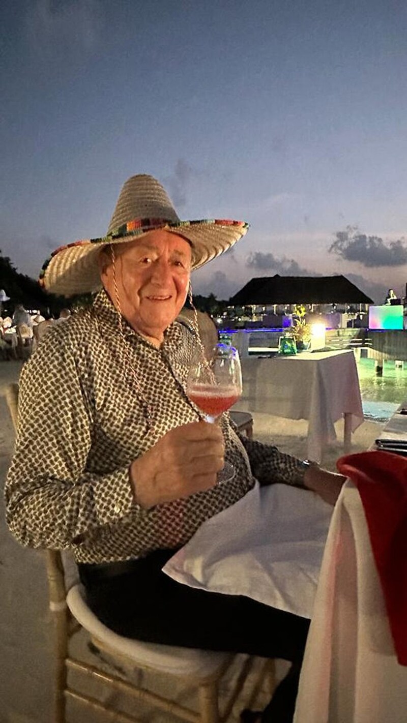 Richard Lugner mit Sombrero am Kopf und einem alkoholfreien Cocktail in der Hand beim mexikanischen Abend auf den Malediven (Bild: zVg)