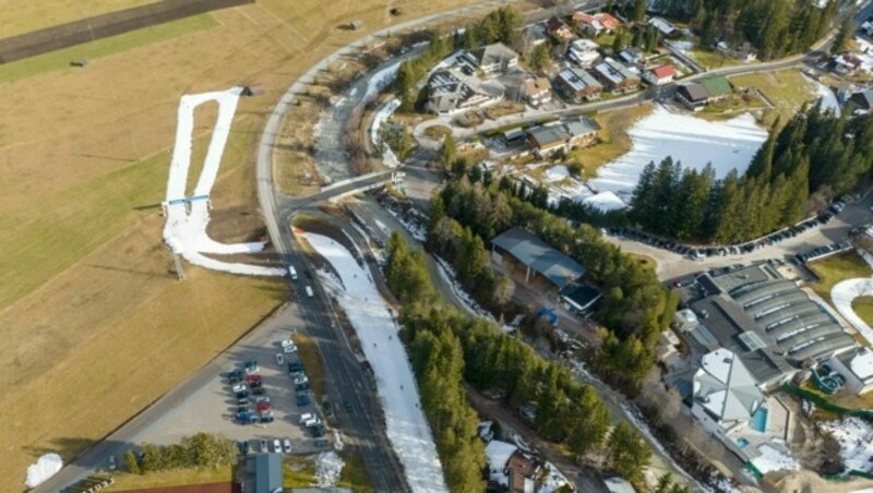 Auch in Tirol boten sich in den vergangenen Wochen solche Bilder: weiße Pisten inmitten grüner Wiesen. (Bild: zeitungsfoto.at/Liebl Daniel)