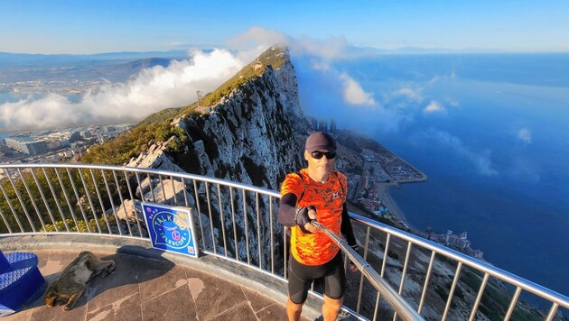 Edwin Schmidt ist wieder unterwegs - On Top of The Rock: Schlafender Affe am Boden und phänomenale Aussicht auf den wolkenverhangenen Felsen von Gibraltar... (Bild: Edwin Schmidt)