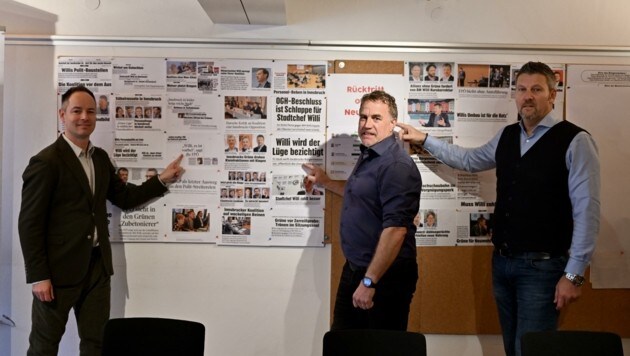 FP-Vize-BM Markus Lassenberger, GR Gerald Deapaoli und GR Thomas Mayer (Liste Fritz) stehen vor einer Wand mit „Krone“-Schlagzeilen. (Bild: LIEBL DANIEL/zeitungsfoto.at)