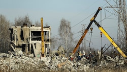 Aufräumarbeiten nach der Zerstörung der Unterkunft in Makijiwka (Bild: AP)