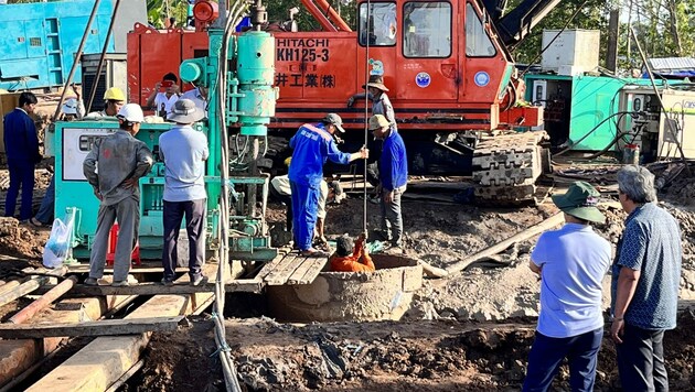 Tag 4 des Rettungseinsatzes in Vietnam: Es besteht nur mehr wenig Hoffnung, dass der in den Schacht gestürzte Bub noch lebt. (Bild: AFP)