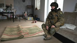 Mark Kuptschenenko ist Militärseelsorger und jeden Tag bei den Soldaten - auch an der Front. (Bild: AFP)