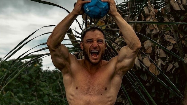 7 Tage und nur mit einer Machete bewaffnet, überlebte der Fitness-Influencer Sascha Huber auf einer tropischen Insel in Panama (Bild: instagram: sascha_huber_official)