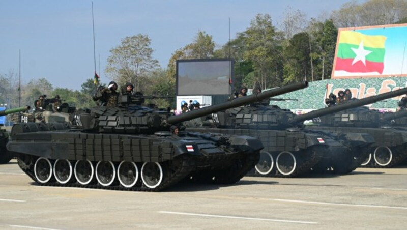 Bei der Militärparade zum Unabhängigkeitstag rollten am Mittwoch Panzer, Raketenwerfer und gepanzerte Fahrzeuge zu einem Paradeplatz in der Hauptstadt Naypyidaw. (Bild: AFP)