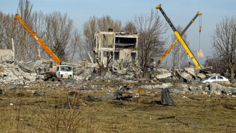 Nach Angaben des russischen Verteidigungsministeriums wurden bei dem ukrainischen Angriff auf eine militärische Einrichtung in der Stadt Makijiwka mittlerweile 89 russische Soldaten getötet. (Bild: The Associated Press)