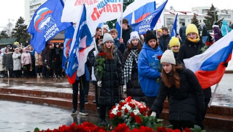 Menschen in Russland trauern um die getöteten Soldaten in Makijiwka. (Bild: AFP)