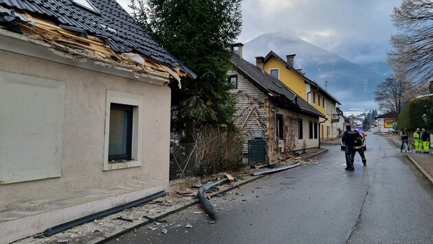 Beschädigte Dächer und Häuserfronten in Ferlach (Bild: Feuerwehr Ferlach )